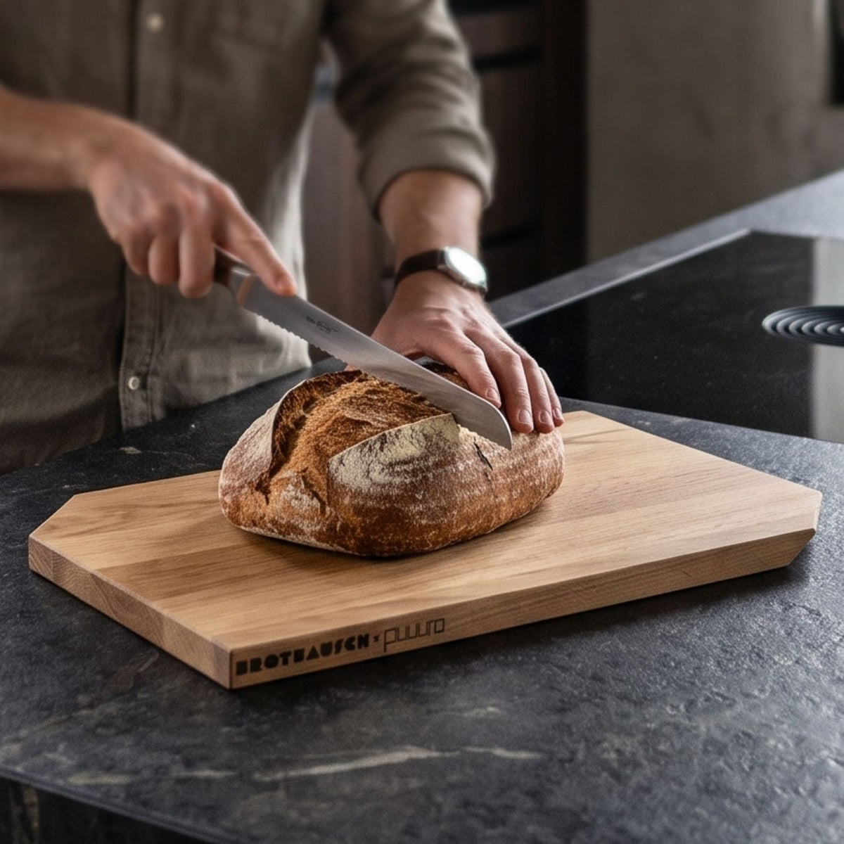 Frisch gebackenes Brot von Brotrausch auf einem Schneidebrett