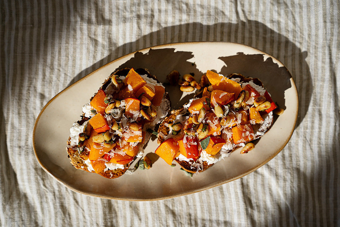 Herbst-Bruschetta mit Kürbis, Ricotta & Salbei-Pinien-Crunch