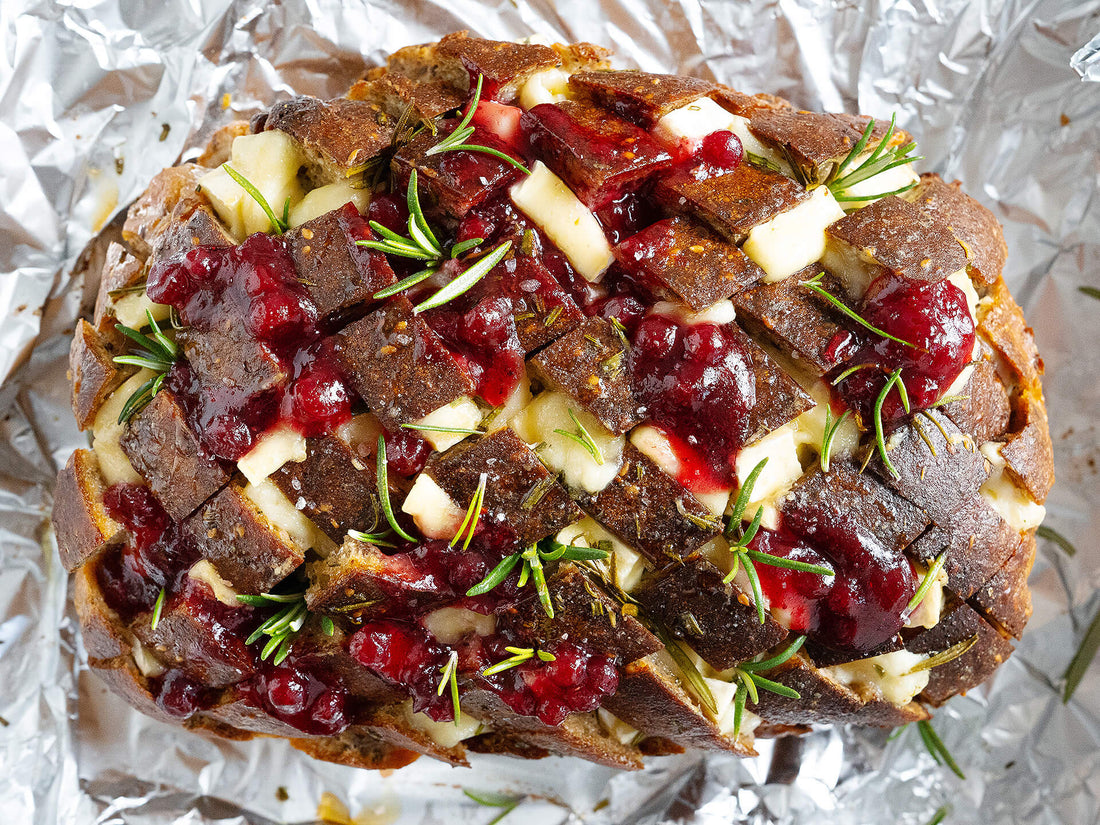 Festliches Pull-Apart-Brot mit Brie & Preiselbeeren