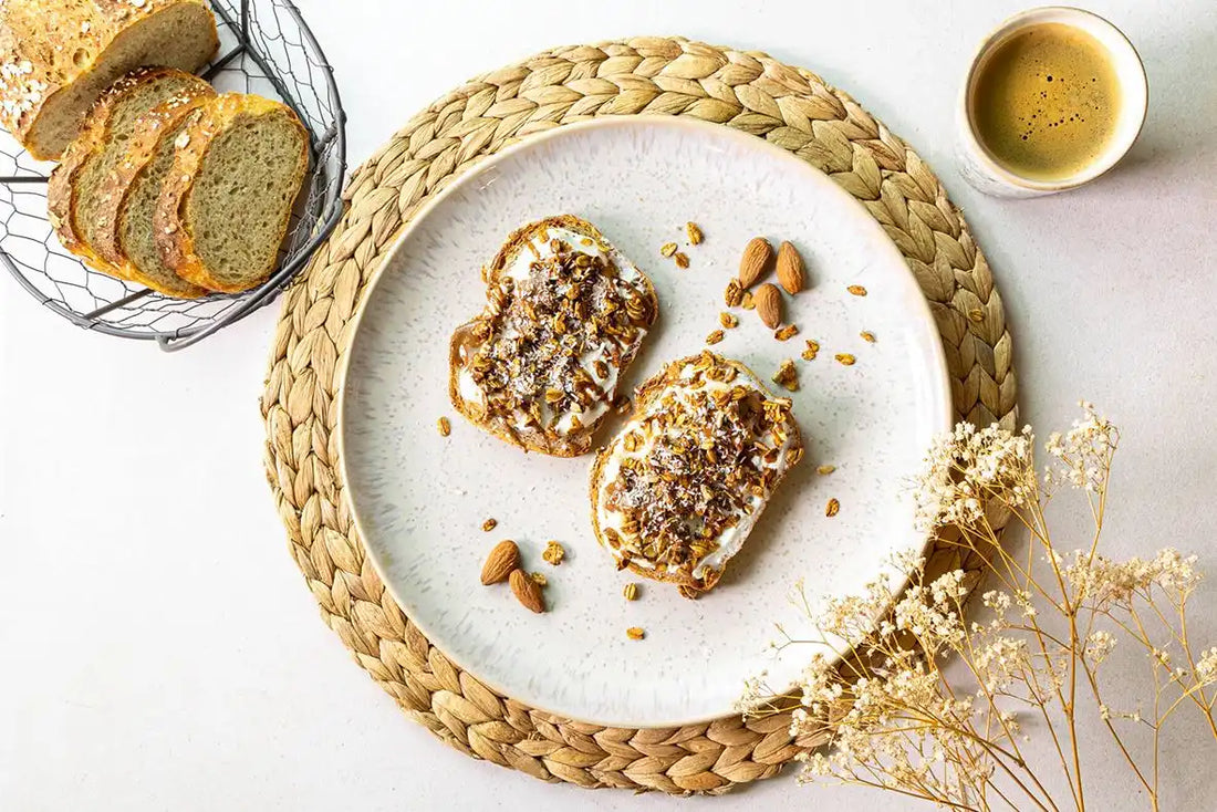 Haferbrot mit Joghurt-Bananen-Granola (vegan)