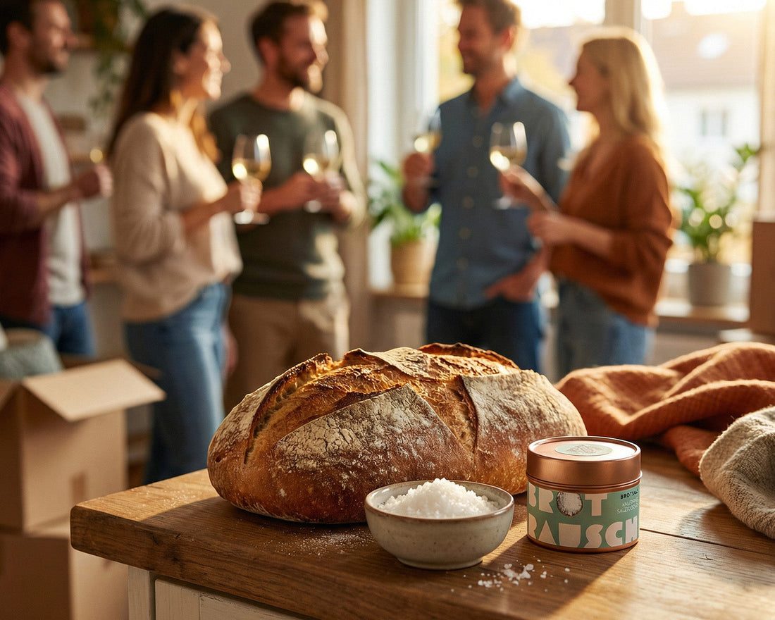 Geschenk zum Einzug mit Brot und Salz auf dem Tisch Freunde im Hintergrund