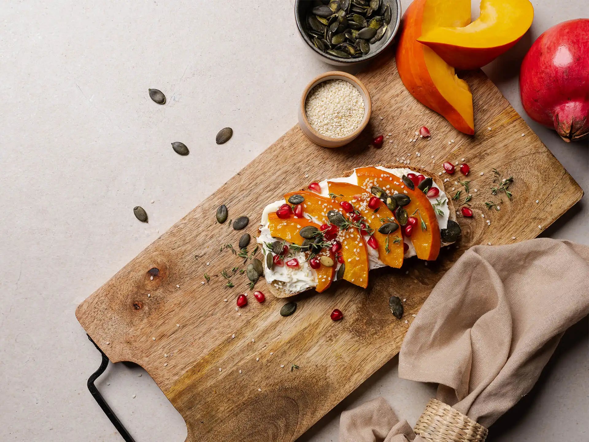 Frischkäse mit gebackenem Honigkürbis und Granatapfel