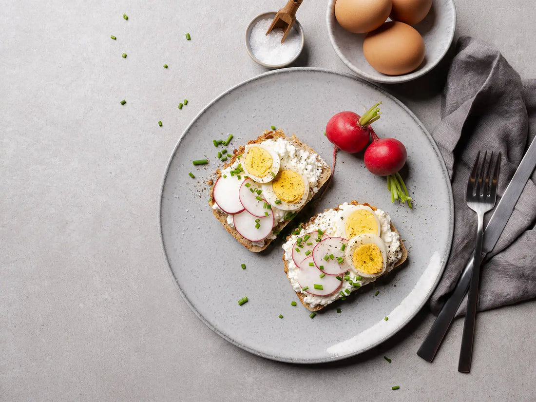 Körniger Frischkäse mit Radieschen und Ei