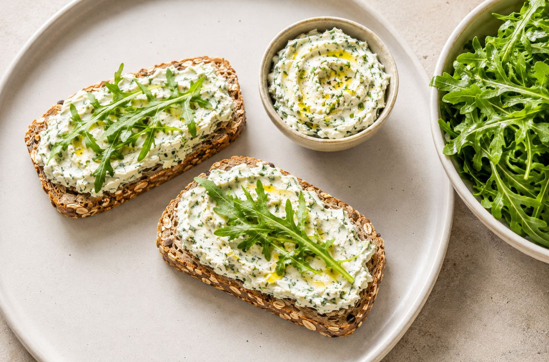 Rucolafrischkäse mit Pinienkernen