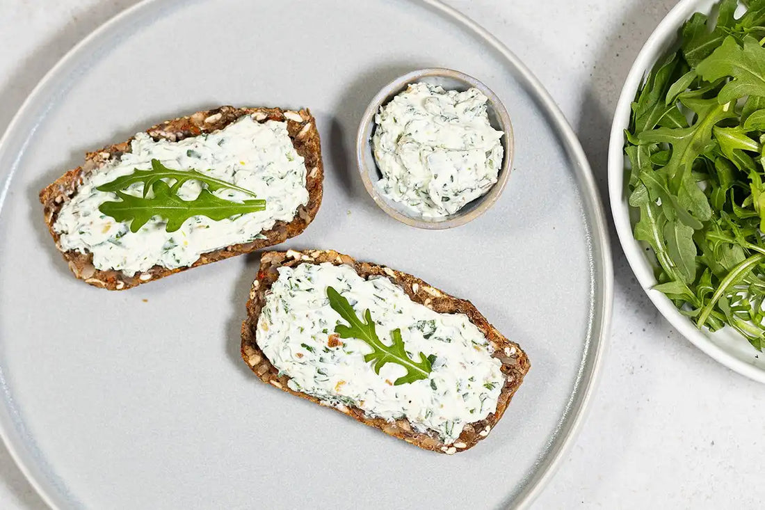 Rucolafrischkäse mit Pinienkernen