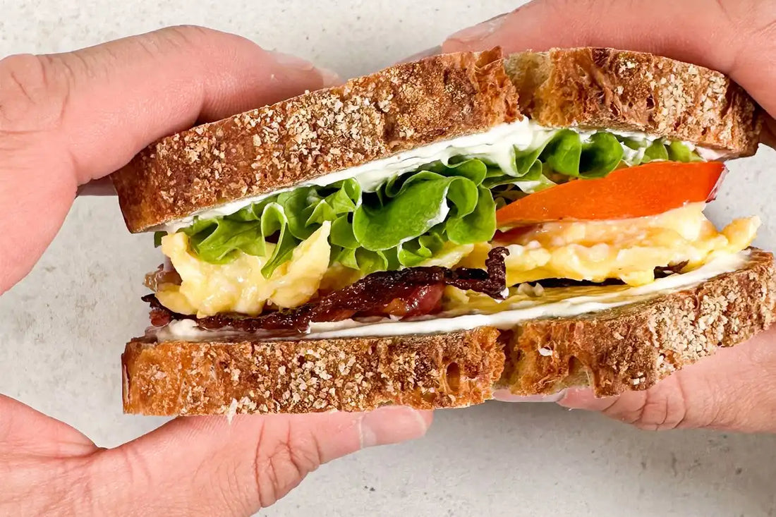 Sandwich mit Rührei und Bacon