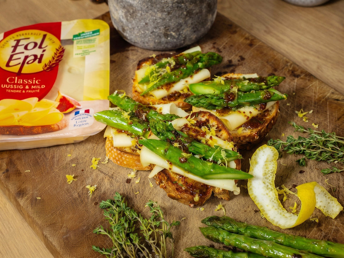 Spargel-Käse-Stulle mit Honig-Senf-Topping