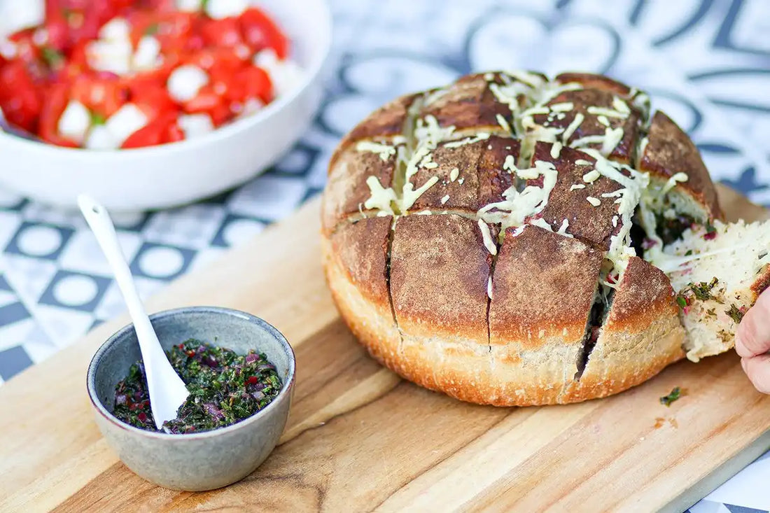 Zupfbrot mit Käse und Chimichurri