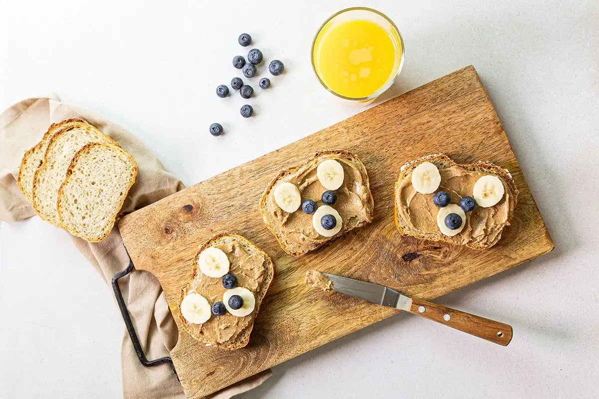 Erdnussbutterbrot mit Bananen-Heidelbeer-Gesichtern