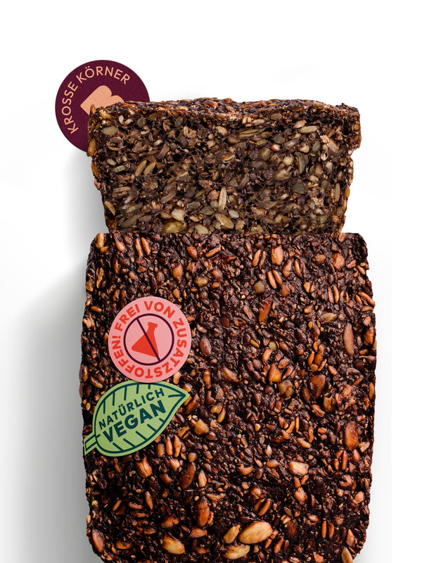 Dunkles Körnerbrot aus der Brotbackmischung Krosse Körner, angeschnitten mit vielen Kernen