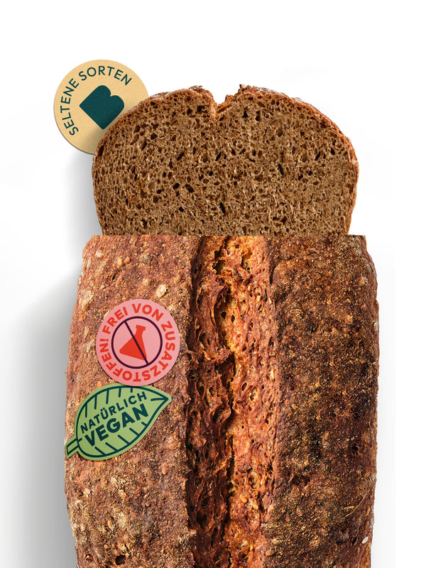 Dinkel-Roggen-Brot aus der Brotbackmischung Seltene Sorten, frisch gebacken und angeschnitten
