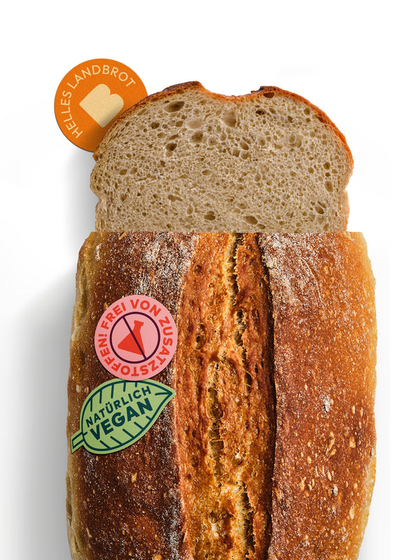 Helles Landbrot aus der Brotbackmischung für Weißbrot, frisch gebacken und angeschnitten