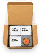 Brotrausch Geschenkbox mit drei Brotbackmischungen und Stullensalz Gartenkräuter im geöffneten Versandkarton