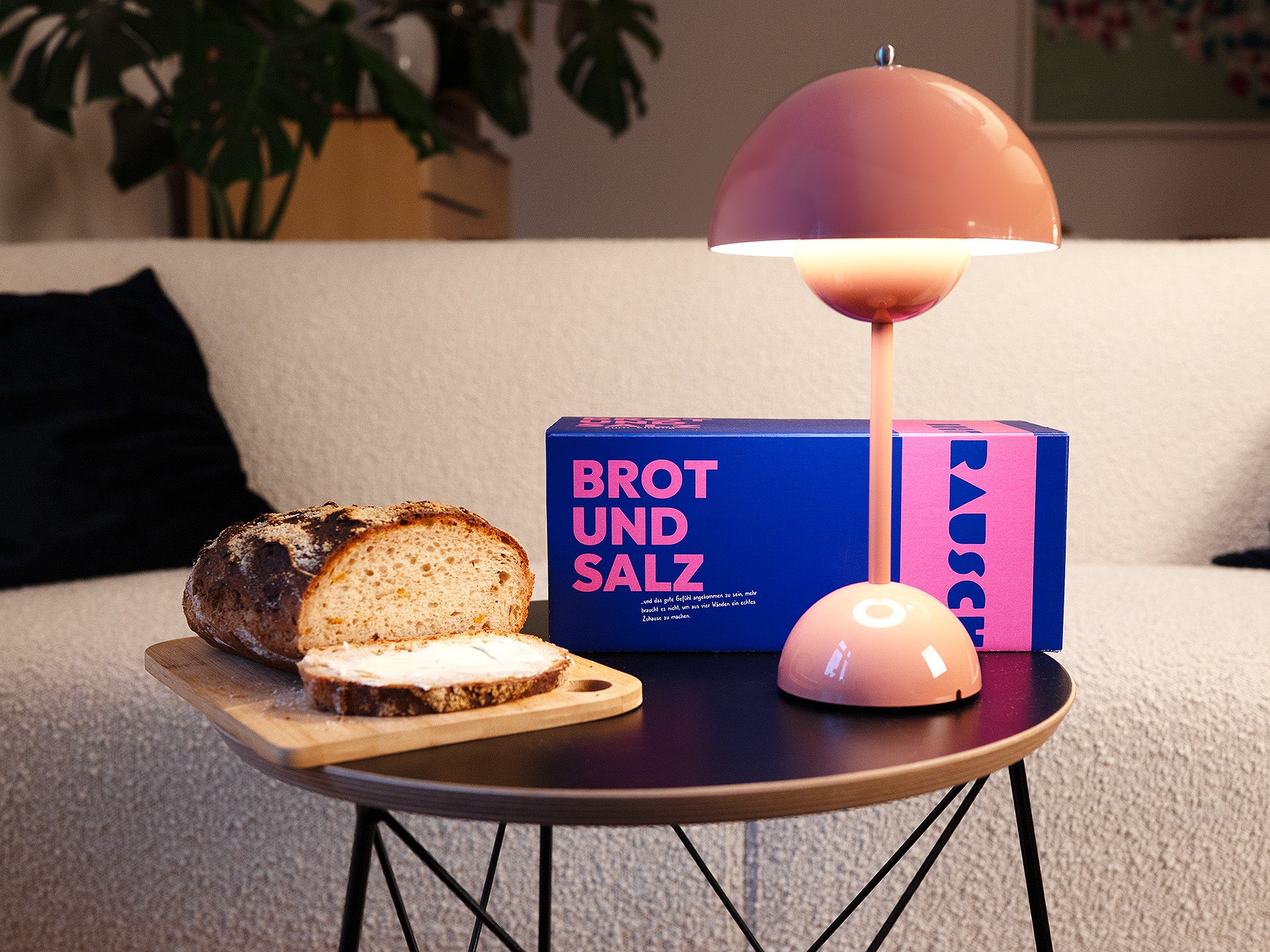 Brot und Salz zum Einzug Scheibe Brot mit Salz und Geschenkbox