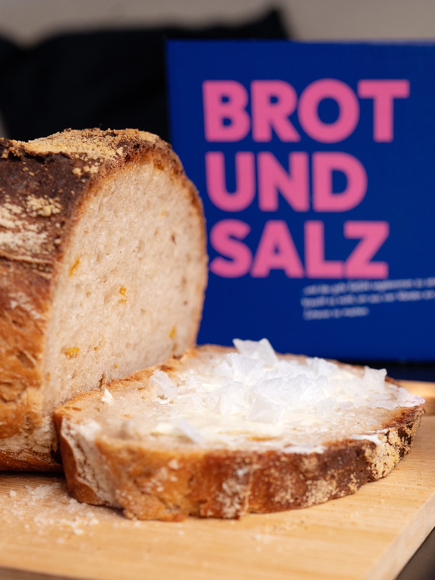 Brot und Salz zum Einzug Geschenk aufgeschnittene Brotscheibe mit Salz