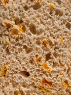 Brotkrume mit eingebackenen Kürbiswürfeln, Nahaufnahme einer Brotscheibe