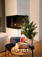 Gemütliche Weihnachtsstimmung am Kamin mit Brotrausch Geschenkbox, selbst gebackenem Brot und Aufstrichen