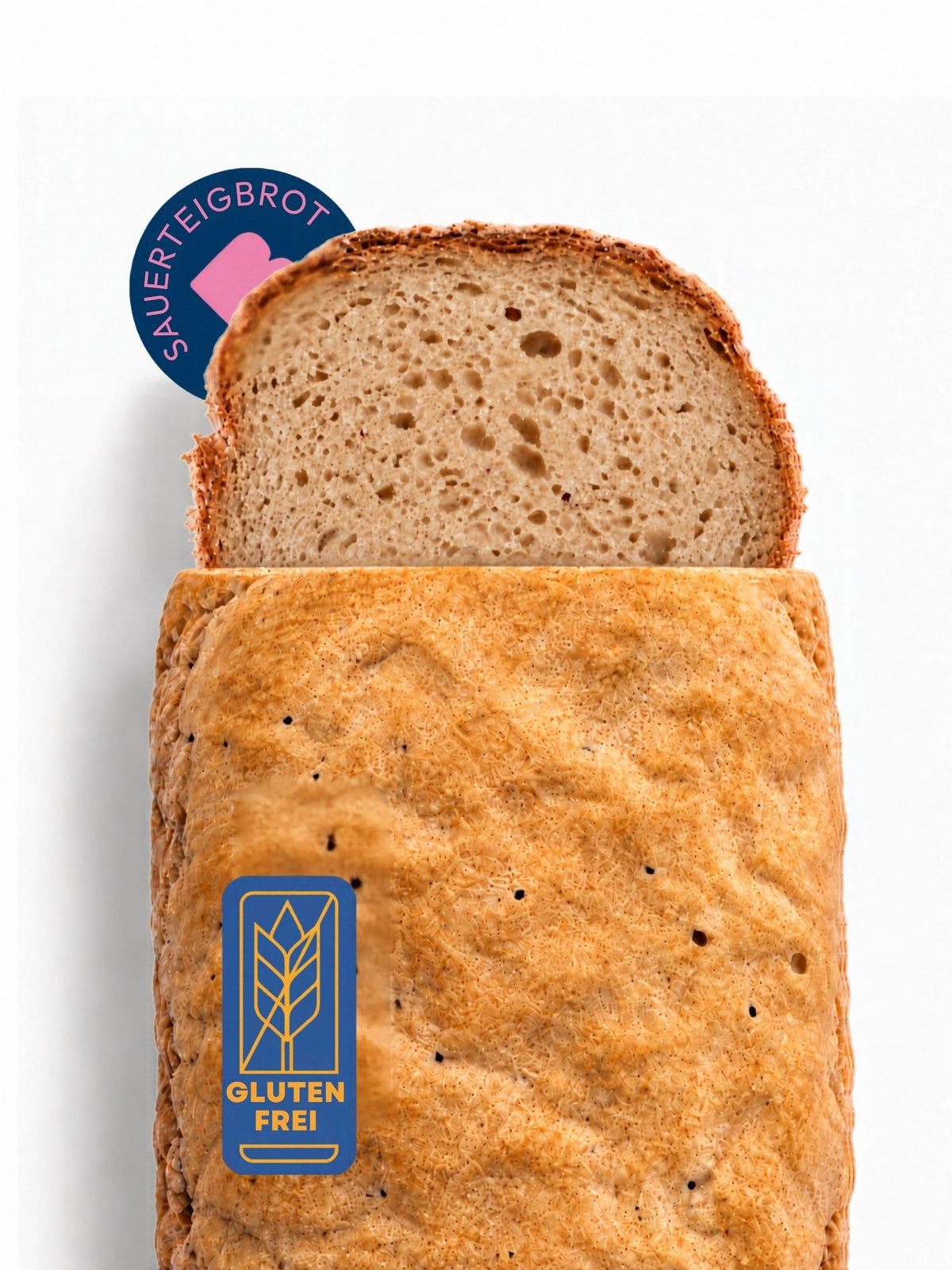 Glutenfreies Sauerteigbrot von Brotrausch, frisch gebacken und angeschnitten, mit Packung der Brotbackmischung