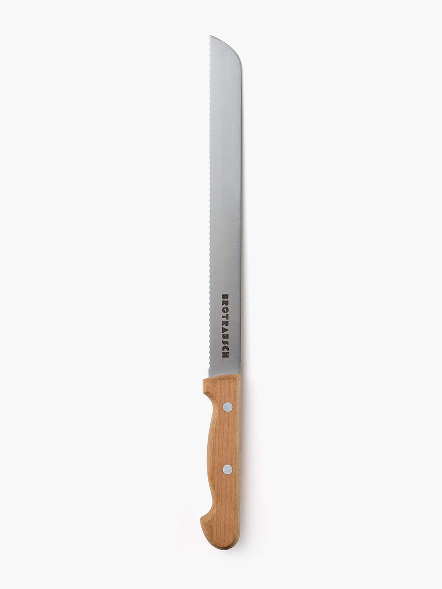 Brotmesser mit Wellenschliff und Holzgriff von Brotrausch, freigestellt