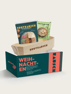 Geschenkbox Weihnachten S von Brotrausch: Brotbackmischung Feines Urkorn mit Holzbackform auf dem Weihnachtskarton
