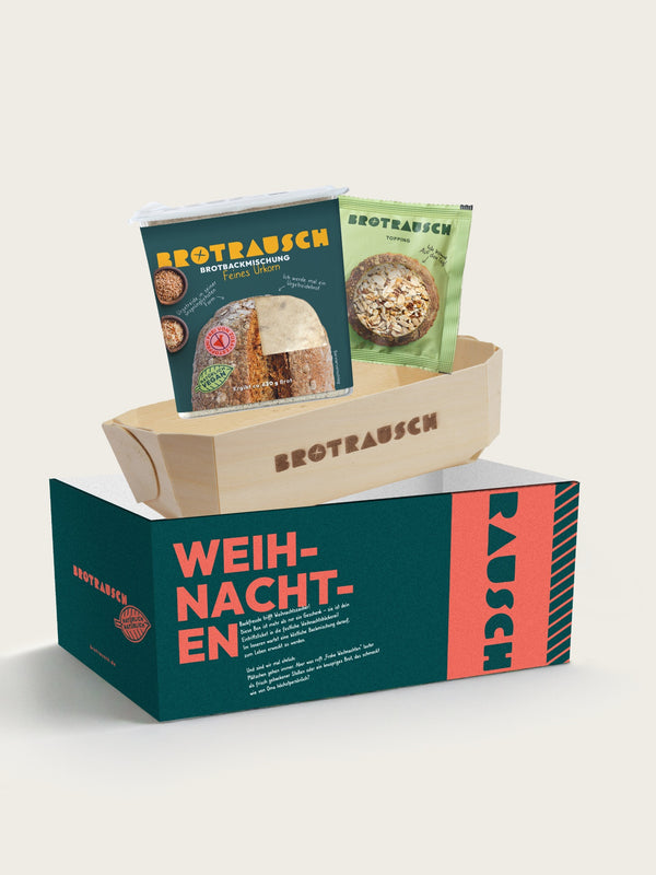 Geschenkbox Weihnachten S von Brotrausch: Brotbackmischung Feines Urkorn mit Holzbackform auf dem Weihnachtskarton