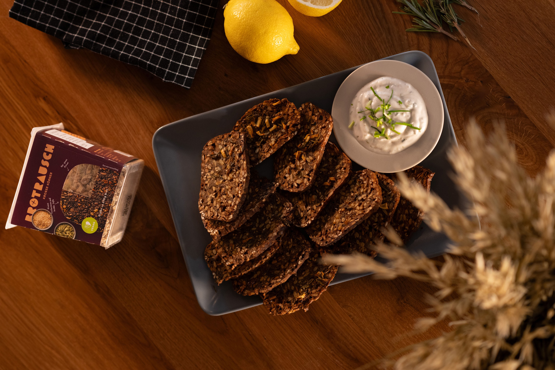 Knusprige krosse Körner: Brotchips mit Rosmarin-Zitronen-Marinade